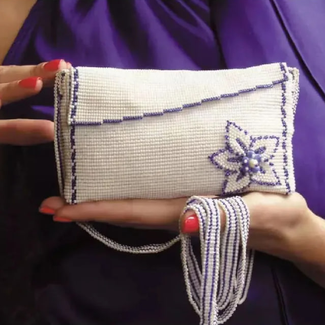 Объемные цветы в украшениях и аксессуарах из бисера